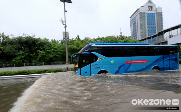 Terobos Banjir di Tol Dalam Kota, Bus Pariwisata Ini Mogok