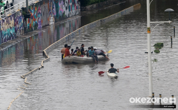 Wara-wiri Warga Pakai Kano saat Banjir Rendam Kawasan Grogol
