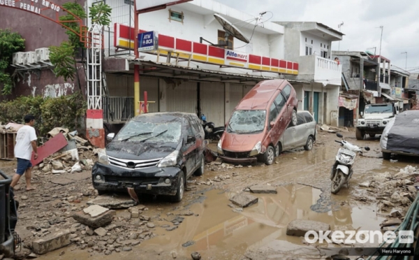Mobil-Mobil yang Menumpuk Pascabanjir di Pondok Gede Permai Bekasi