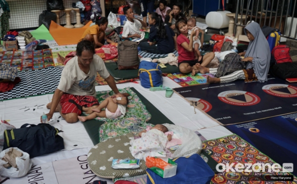 Relawan Berikan Trauma Healing kepada Anak-Anak Korban Banjir