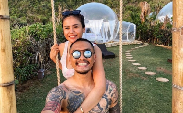 Potret Kebersamaan Komedian Uus Bersama Istri