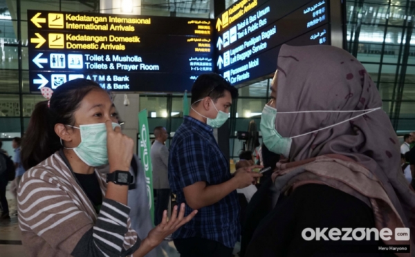 Cegah Virus Korona, Calon Penumpang Pesawat Kenakan Masker