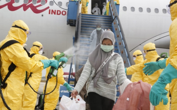 Tiba di Batam, WNI dari Wuhan Disemprot Disinfektan