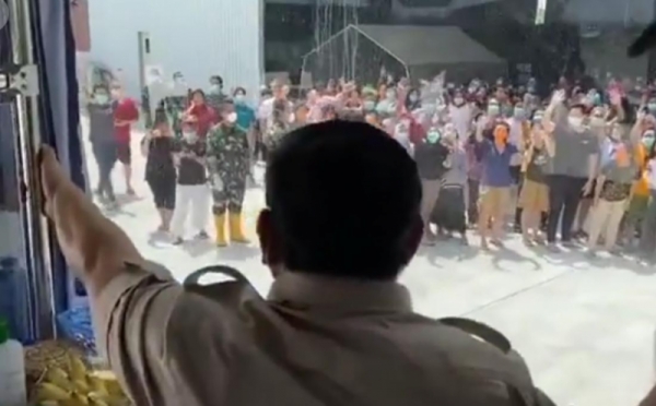 Hanya dari Dalam Bus, Begini Momen Prabowo Menyapa 238 WNI di Natuna