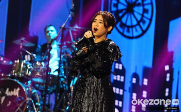 Ziva Bawakan Listen di Top 4 Spektakuler Show Indonesian Idol