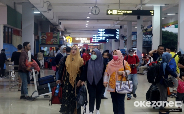 Dhiza WNI yang Dievakuasi dari Wuhan, disambut Keluarga di Bandara Halim Perdanakusuma