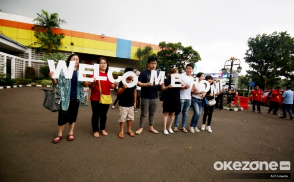 WNI Tiba di Halim, Keluarga Bentangkan Tulisan Welcome Home