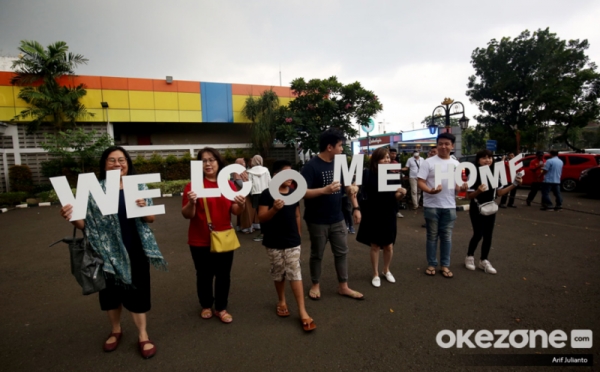 WNI Tiba di Halim, Keluarga Bentangkan Tulisan Welcome Home