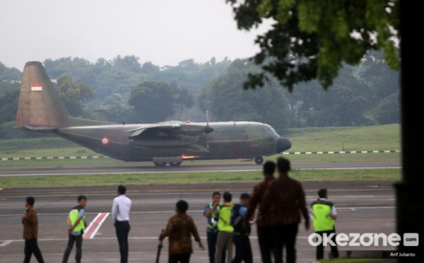 Pesawat yang Membawa WNI dari Natuna Tiba di Halim