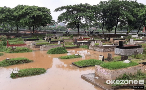 Potret Makam Makam Di Tpu Tanah Kusir Terendam Banjir 0 Foto Okezone News