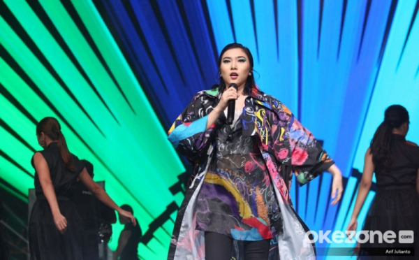 Isyana Sarasvati Membuka Billboard Indonesia Music Awards dengan Single Terbaru 