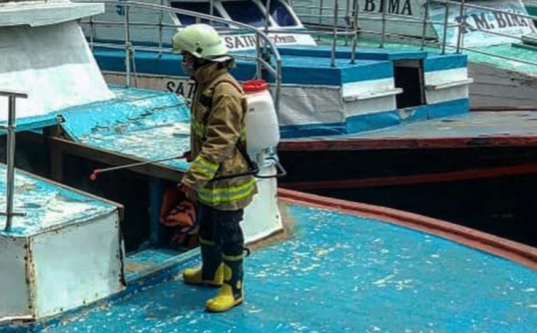 Penyemprotan Disinfektan di Pelabuhan Pulau Pari