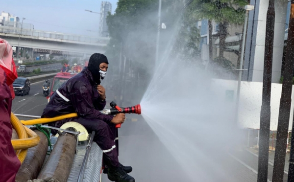 Cegah Penyebaran Virus Corona, Pemkot Jaksel Semprot Disinfektan di Jalan 