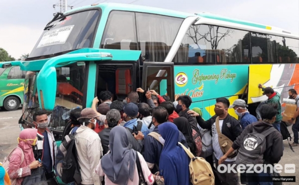 H-1 Pelarangan Mudik, Penumpang Berebut Naik ke Dalam Bus di Kampung Rambutan
