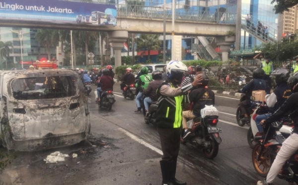 Mobil  Toyota Alphard  Terbakar  di Pondok Indah 0 Foto 