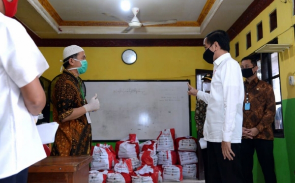 Presiden Jokowi Tinjau Penyaluran Bansos Tahap Tiga di Johar Baru