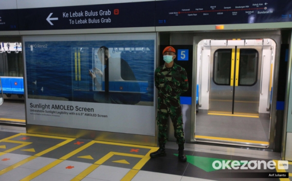 Personel TNI Berjaga di Stasiun MRT Bundaraan HI