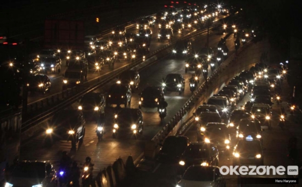 Masa Transisi, Ratusan Kendaraan Terjebak Kemacetan di Pancoran