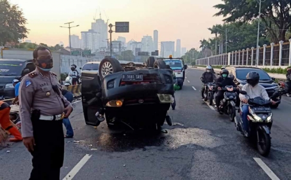  Tabrak  Pembatas Jalan Mobil  Terbalik Dekat Gedung DPR 0 