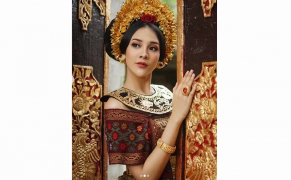 Pakai Baju Tradisional Bali, Anya Geraldine Cantik Banget