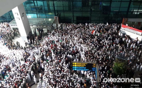 Massa Simpatisan Habib Rizieq Padati Pintu Kedatangan Terminal 3 Bandara Soetta