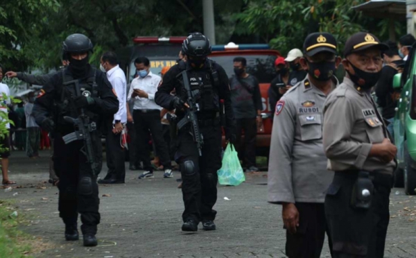 Densus 88 Antiteror Tangkap Terduga Teroris Di Makassar 0 : Foto ...