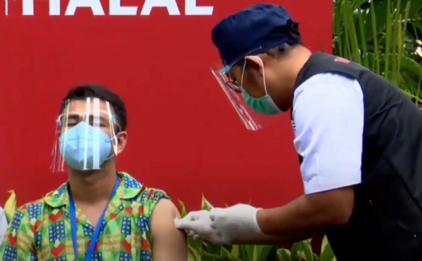 Acungkan Jempol, Raffi Ahmad Disuntik Vaksin Covid-19 Dosis Kedua di Istana