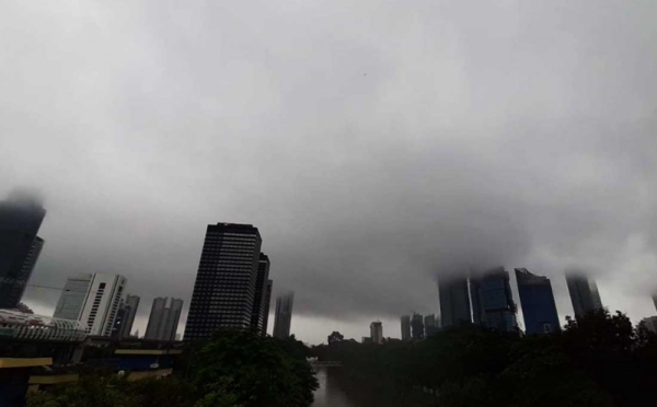 Hujan, Gedung Di Jakarta Pagi Ini Tertutup Berkabut 0 : Foto Okezone Foto