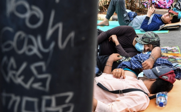 Beralaskan Kardus Bekas, Para Pencari Suaka Ini Tidur di ...