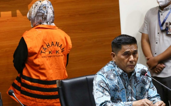 KPK Tahan Eks Direktur Keuangan Jasindo Solihah 0 : Foto Okezone Muslim