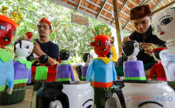 Manfaatkan Limbah Botol Plastik Disulap Jadi Ondel-Ondel ...