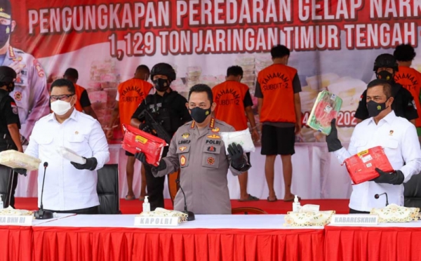 Kapolri Rilis Sabu Sebanyak 1,1 Ton Jaringan Timur Tengah 0 : Foto Okezone Foto - Vimarsana News