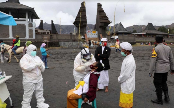 Ibadah Yadnya Kasada, Suku Tengger Jalani Swab Antigen 0 : Foto Okezone Foto - Vimarsana News
