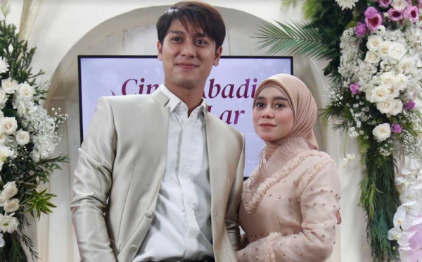 Jelang Pernikahan, Lesti Kejora Peluk Erat Rizky Billar 0 : Foto Okezone Foto - Vimarsana News