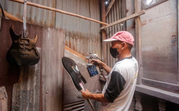 UMKM Gitar Rumahan yang Masih Bertahan 0 : Foto Okezone Economy - Vimarsana News
