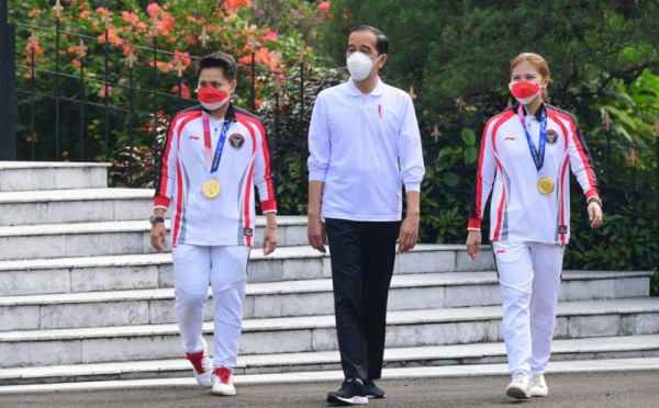 Jokowi Serahkan Bonus Rp5,5 Miliar untuk Greysia Apriyani 0 : Foto Okezone Foto - Vimarsana News