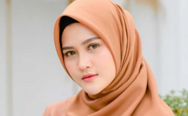 Ini Sosok Henny Rahman yang Dibarkan Menikah dengan Alvin Faiz 0 : Foto Okezone Foto - Vimarsana News