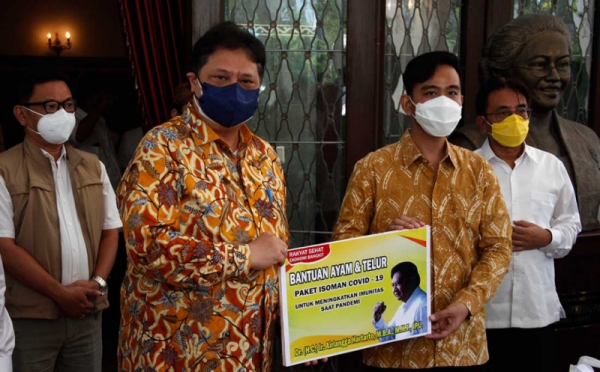 Airlangga Hartato Serahkan Bantuan Paket Isoman ke Gibran Rakabuming 0 : Foto Okezone Foto - Vimarsana News