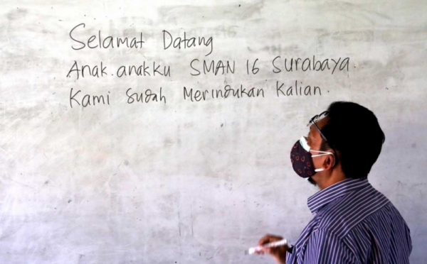 Bikin Haru, Guru SMAN 16 Surabaya Tulis Kata Rindu di Papan Tulis 0 : Foto Okezone Foto - Vimarsana News