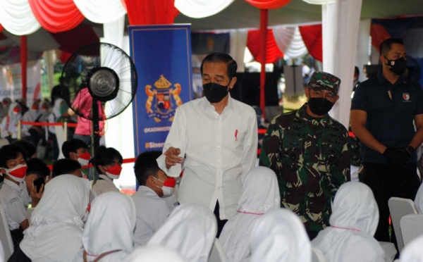 Jokowi Tinjau Vaksinasi Kolaborasi Kebangsaan di Bogor 0 : Foto Okezone Foto - Vimarsana News