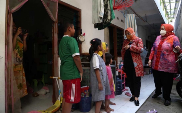 Menaker Ida Fauziyah Susuri Gang Sempit Surabaya Pastikan BSU Tepat Sasaran 0 : Foto Okezone Foto - Vimarsana News