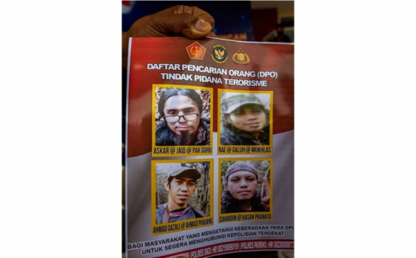 Polisi Rilis Foto DPO Teroris Anggota MIT Poso 0 : Foto Okezone Foto - Vimarsana News