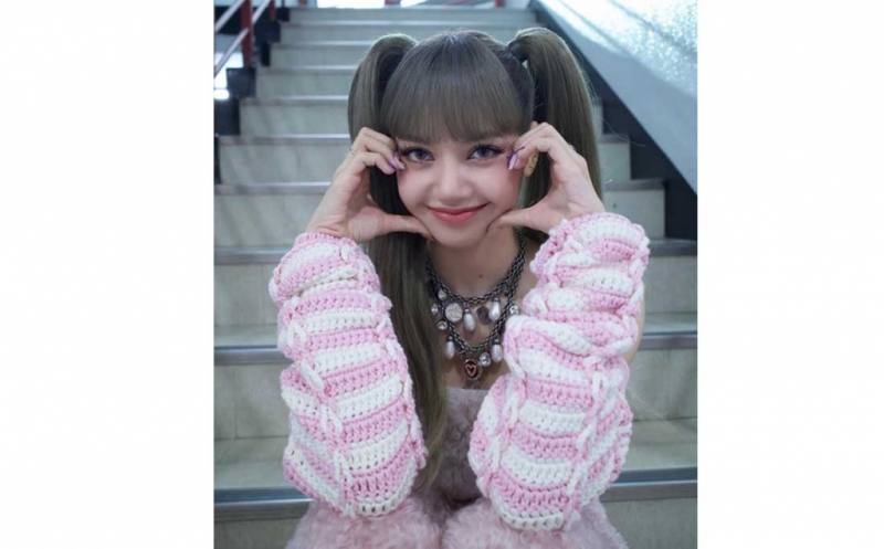 5 Foto Lisa BLACKPINK dengan Rambut Dikepang, Cantik Banget