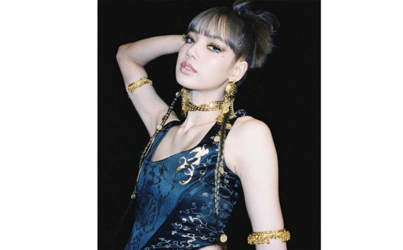 5 Foto Lisa BLACKPINK dengan Rambut Dikepang, Cantik Banget
