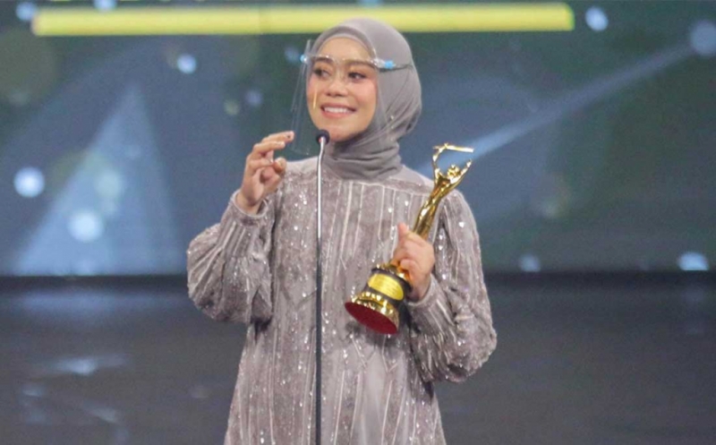 Kalahkan Empat Seniornya di Dangdut, Lesti Kejora Raih AMI Awards 2021
