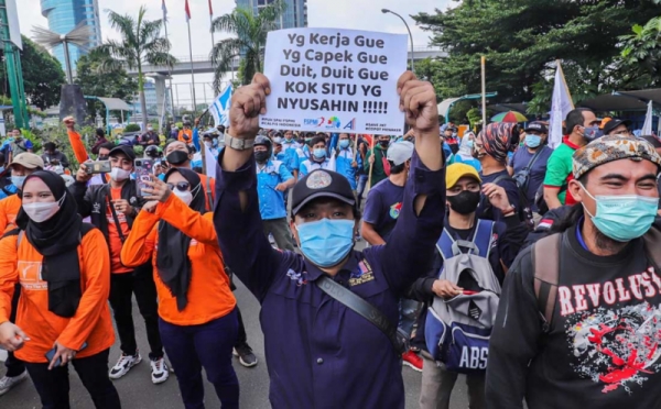 Ratusan Buruh Geruduk Kantor Kemnaker Tolak JHT Cair Di Usia 56 Tahun 0 ...