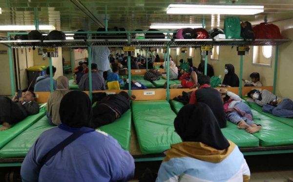 Suasana Pemudik Di Dalam Kapal Laut Km Dobon Solo Foto Okezone Foto