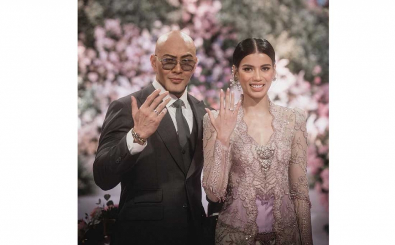Deddy Corbuzier dan Sabrina Chairunnisa Pamer Buku Nikah