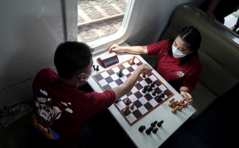 Melihat Pertandingan Catur Sambil Naik Kereta