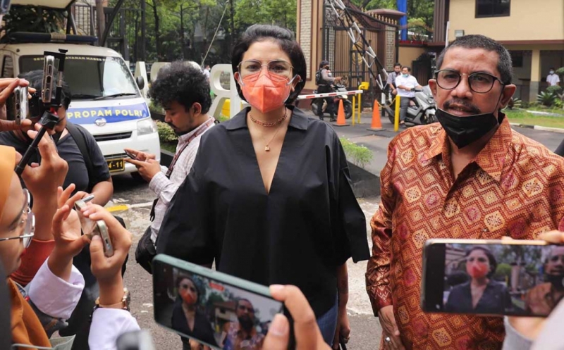 Gaya Nikita Mirzani Melapor ke Propam Mabes Polri